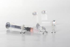 Konzept mit medizinischer Nadel und Impfstoffflaschen, die die öffentliche Sicherheit darstellen foto