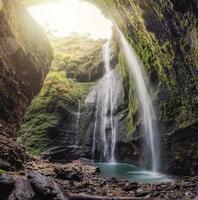 majestätischer Madakaripura-Wasserfall, der im tropischen Regenwald fließt foto