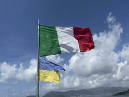 Italienisch Flagge winken auf das Fahnenstange von das Schloss von lerici Italien. hoch Qualität Foto