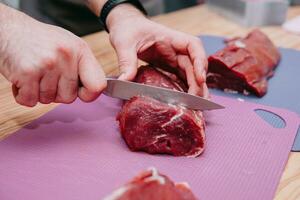 Vorbereitung von roh Fleisch rollen. Kochen Steaks und Fleisch Rollen im das Kochen Klasse. geschnitten Fleisch auf ein Platte. foto