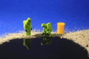 winzige Miniaturmenschen in kuriosen Konzepten foto