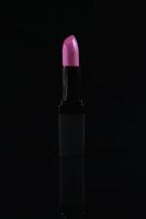 rosa neuer Lippenstift auf schwarzem Hintergrund foto