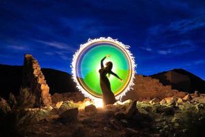 schönes Model posiert nachts in der Wüste foto