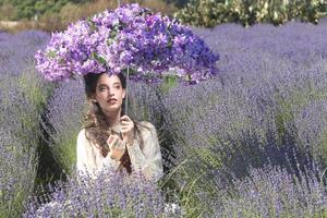 hübsches junges Mädchen im Freien in einem Lavendelblumenfeld foto