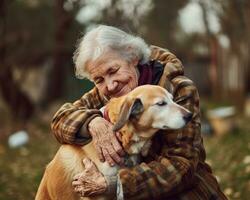 ai generiert ein älter Frau liebevoll Umarmungen ihr Hund im ein draussen, süß inländisch Haustier Bild foto
