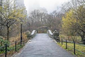 Gapstow-Brücke im Central Park nebliger Morgen im Spätherbst foto
