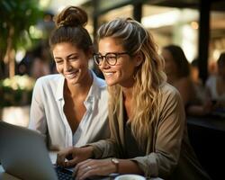 ai generiert glücklich Frauen im Geschäft mit Laptop und diskutieren Ideen, formal Geschäft Treffen Bild foto