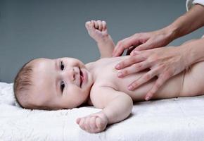 Babyhand mit Mutterfinger im Studio foto