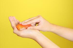 Hand mit Sushi foto