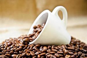 Kaffeetasse und geröstete Kaffeebohnen foto