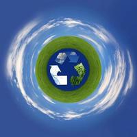 Recyclingsymbol für Luft, Land und Meer foto
