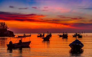 Silhouette Fischerboote in der Sonnenuntergangszeit. foto
