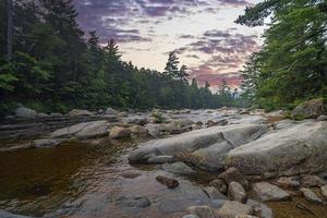 Entlang des Kancamagus Highways am frühen Morgen mittlerer Wasserfälle foto