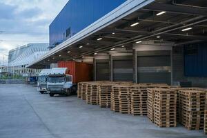 LKW ist Tragen Container Parkplatz im Vorderseite Warenhaus foto