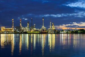 Öl Raffinerie Industrie Betrachtung auf Wasser foto