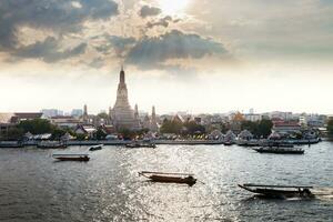 Tempel Pagode reflektieren auf Wasser Againts Himmel foto