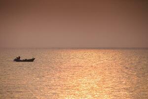 Boote ist schwebend unter bunt Himmel foto