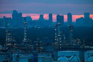 Öl Raffinerie Industrie unter bunt Himmel beim Sonnenuntergang Zeit foto