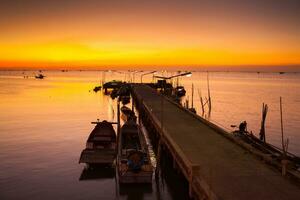 Seebrücke beim Sonnenuntergang Zeit Againts bunt Himmel foto