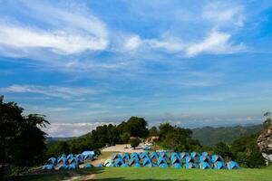 Camping Zelt auf Grün Gras Againts Himmel foto