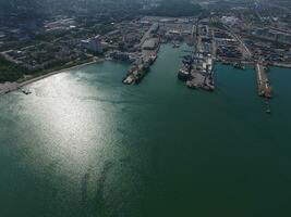 industriell Seehafen, oben Sicht. Hafen Kräne und Ladung Schiffe und Lastkähne. foto