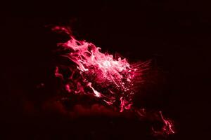 ein dunkel rot Flamme. Verbrennung von Reis Stroh beim Nacht. foto