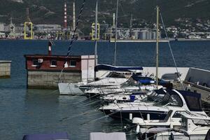 Yachten im das Yacht Verein. Yachten Segeln Tauchen Enthusiasten. Hafen von Noworossijsk foto