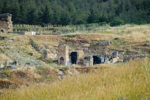 Antiquität Ruinen und Kalkstein Blöcke im Hierapolis, Truthahn. uralt Stadt. foto