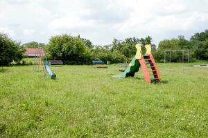 Kinder- Spielplatz. schwingen, Karussell und rutschen foto