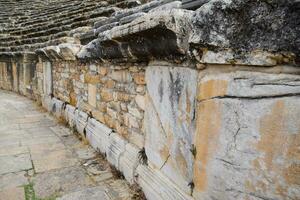 das Schritte von das Amphitheater. Stein Kalkstein und Marmor. uralt Antiquität Amphitheater im Stadt von Hierapolis im Truthahn foto