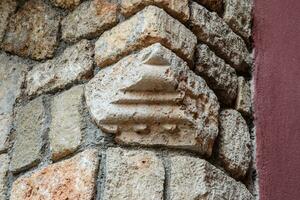 Stein im das Mauer eingefügt von ein zerstört andere Gebäude foto