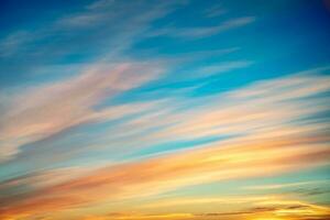 schön Rosa Wolken beim Sonnenuntergang, Sonnenaufgang. Rosa, fabelhaft foto