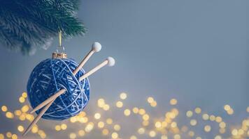 Weihnachten Ball im das bilden von ein Ball von Fäden mit Speichen auf das Weihnachten Baum foto