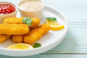 gebratene Fischstäbchen oder Pommes frites foto