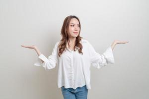 Porträt schöne Frau mit Hand präsentieren oder zeigen foto