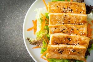 Teriyaki-Tofu-Salat mit Sesam