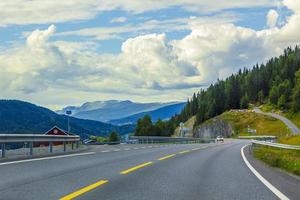 fahrt durch norwegen im sommer mit berg- und fjordblick foto