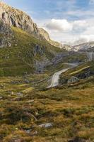 Straße nach Kjerag Kjeragbolten in atemberaubender Landschaft in Norwegen foto