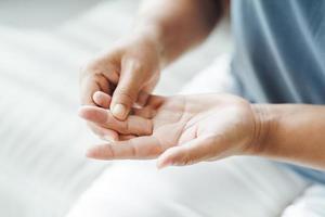 Frau, die an Hand- und Fingergelenkschmerzen leidet, verursacht Karpaltunnelsyndrom bei rheumatoider Arthritis. foto