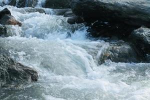 schöner Fluss und Wasserfälle foto