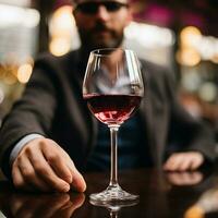 ai generiert jung Erwachsene Mann halten Weinglas beim elegant Bar generiert durch ai foto
