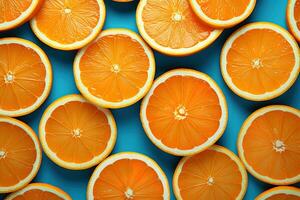 ai generiert reif frisch Saft Orange Scheiben auf ein Blau Hintergrund oben Aussicht foto