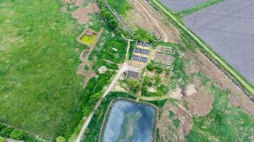 Reinigung Einrichtungen, Abwasser Behandlung Pools. Deponie von Müll draußen das Dorf foto