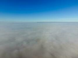 im das Himmel über das Nebel. Sonnenaufgang Über das Nebel. Wolken in der Nähe von das Boden foto