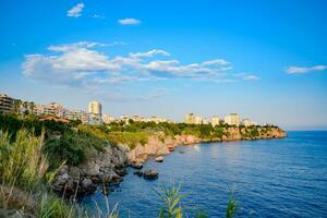 das Küste von Antalya, das Landschaft von Stadt von Antalya ist ein Aussicht von das Küste und das Meer. foto