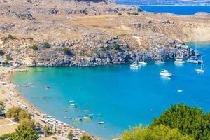 Lindos Beach Bay Panorama mit türkisfarbenem klarem Wasser Rhodos Griechenland