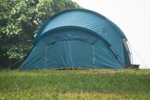 Blau Zelt im das Camping Boden foto