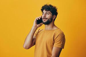 Ausdruck Mann Stil Person Kerl Anruf Konversation Erwachsene Telefon jung Geschäft kaukasisch sich unterhalten Handy, Mobiltelefon foto