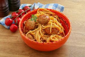 Spaghetti mit Hackbällchen in Tomatensoße foto