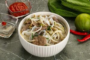 Vietnamesisch Suppe pho bo mit Rindfleisch foto